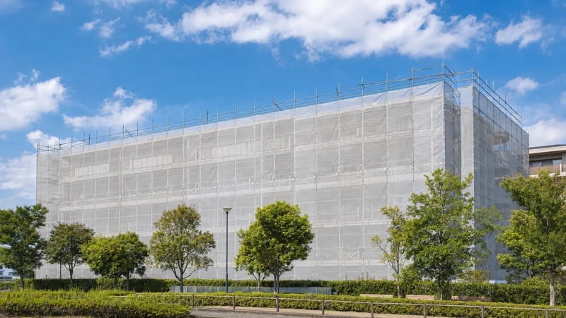 大規模修繕工事中のマンション外観