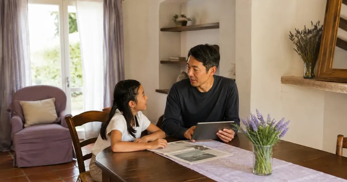 リビングのテーブルで、親子が会話をしながら過ごす様子