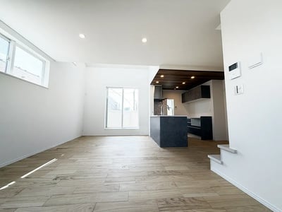 陽当たりと吹き抜け。白で統一した住まい。
