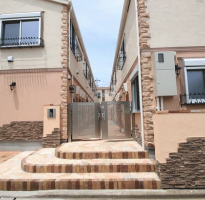 プロヴァンスの街にいるような気持ちにさせてくれる集合住宅