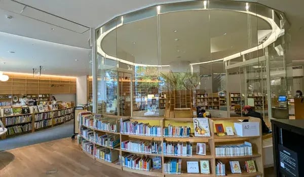 板橋区立図書館内